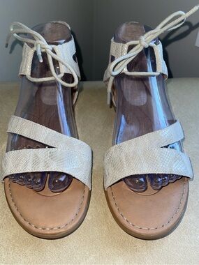 Born Gladiator Sandals Size 8 Beige Leather Lace Up Ankle Tie Boho Strappy